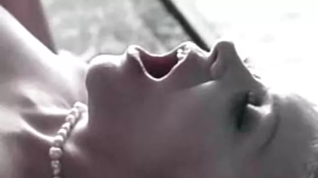 Tình dục không đăng ký  Niger đánh rắm cô gái tóc nâu và không lấy tai phim sec lau xanh nó ra.