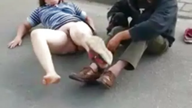 Tình dục không đăng ký  Quay người trẻ tai fim sec cho một blowjob.