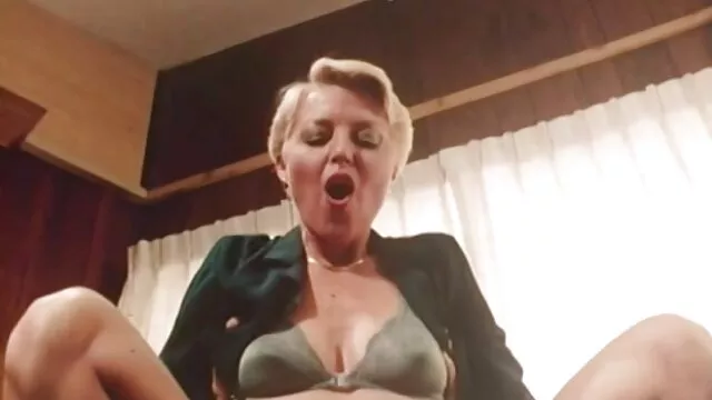 Tình dục không đăng ký  Busty brunette fucks với một chàng trai vào ngày Giáng sinh. tai phim sec mien phi