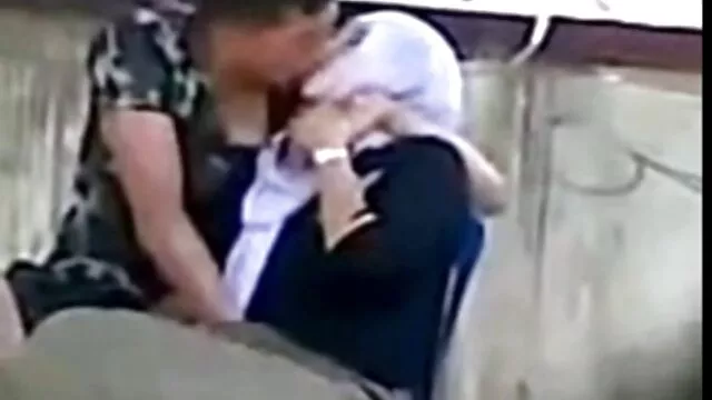 Tình dục không đăng ký  Cô gái tóc vàng có quan hệ tình xem tai phim sec dục với một người đàn ông.