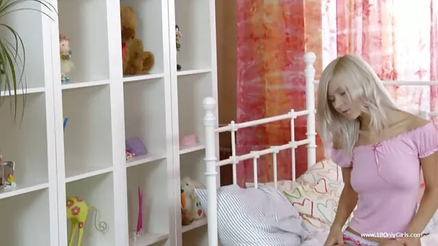 Tình dục không đăng ký  Anh chàng tai phim sec 3gp đụ hai cô gái trẻ.