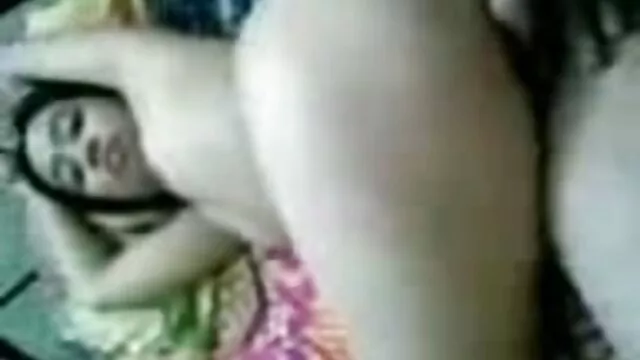 Tình dục không đăng ký  Mẹ và con gái leo phim sec tai ve may lên dương vật.